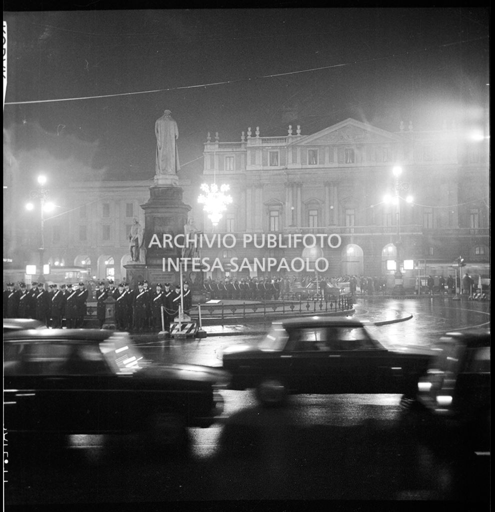 Contestazioni fuori dal Teatro alla Scala la sera dell'inaugurazione della stagione lirica 1968-1969