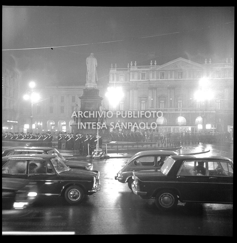 Contestazioni fuori dal Teatro alla Scala la sera dell'inaugurazione della stagione lirica 1968-1969
