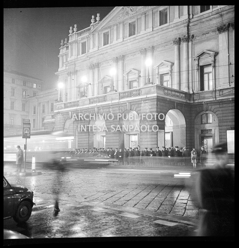 Contestazioni fuori dal Teatro alla Scala la sera dell'inaugurazione della stagione lirica 1968-1969