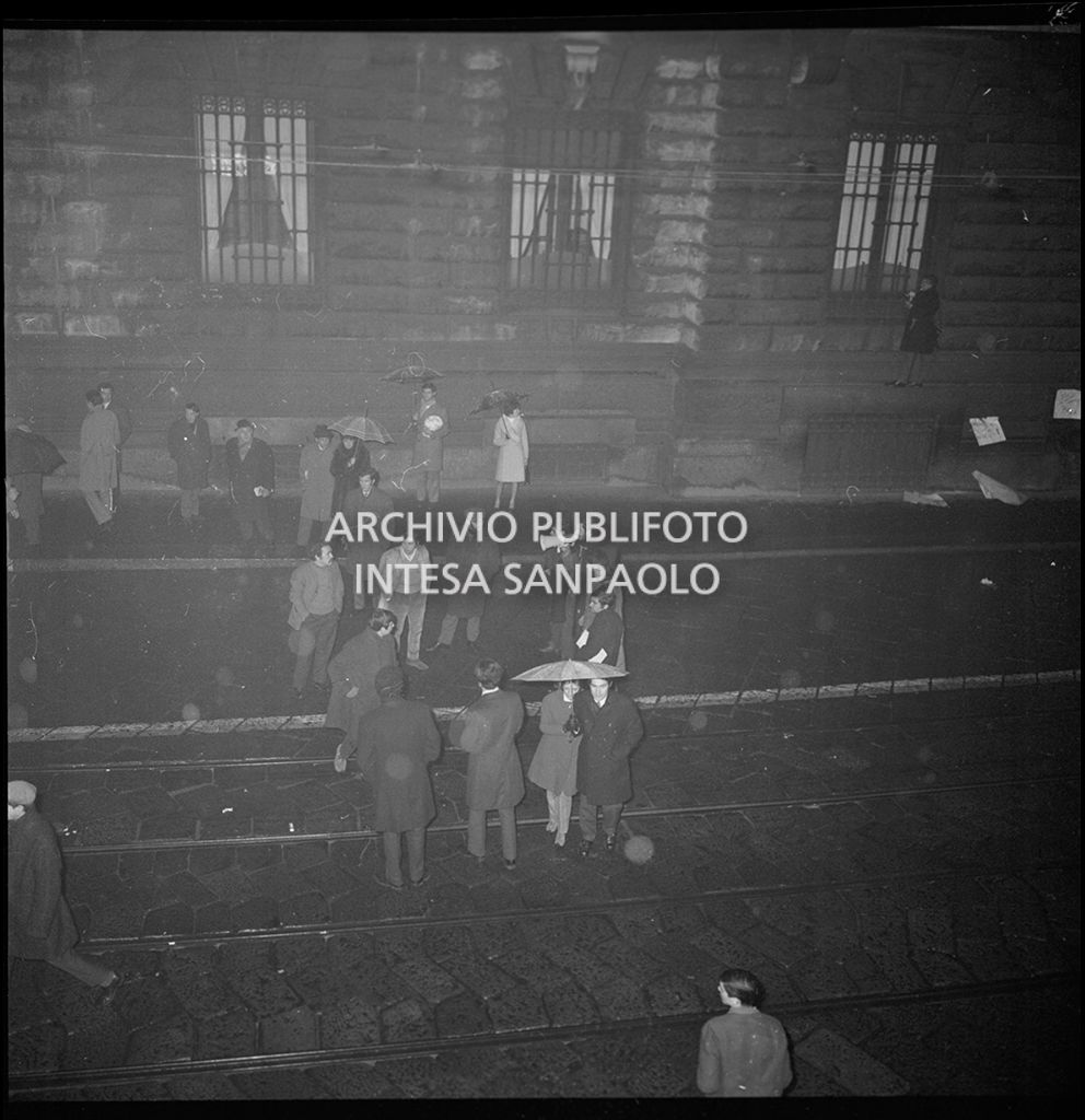 Contestazioni fuori dal Teatro alla Scala la sera dell'inaugurazione della stagione lirica 1968-1969