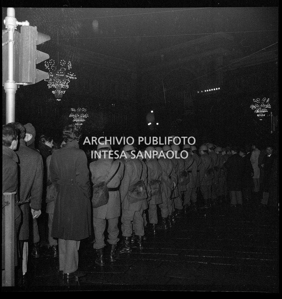 Contestazioni fuori dal Teatro alla Scala la sera dell'inaugurazione della stagione lirica 1968-1969