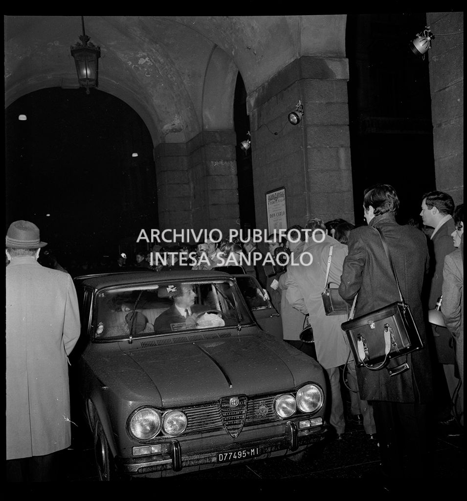 Contestazioni fuori dal Teatro alla Scala la sera dell'inaugurazione della stagione lirica 1968-1969