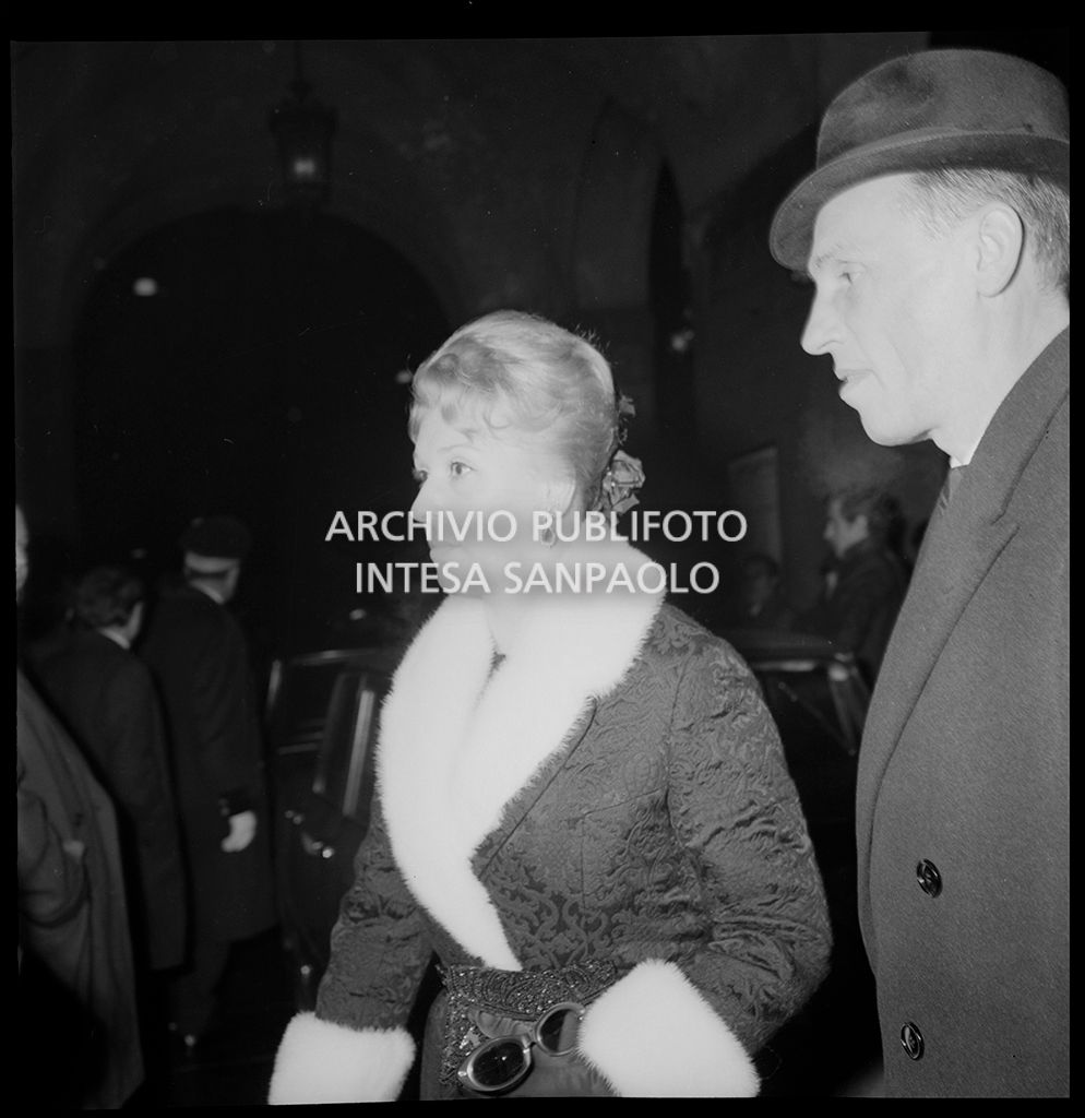 Contestazioni fuori dal Teatro alla Scala la sera dell'inaugurazione della stagione lirica 1968-1969