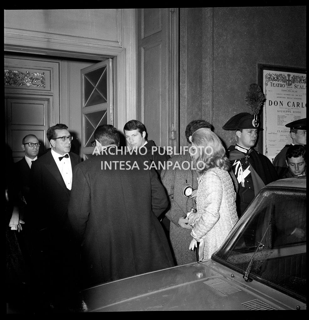 Contestazioni fuori dal Teatro alla Scala la sera dell'inaugurazione della stagione lirica 1968-1969