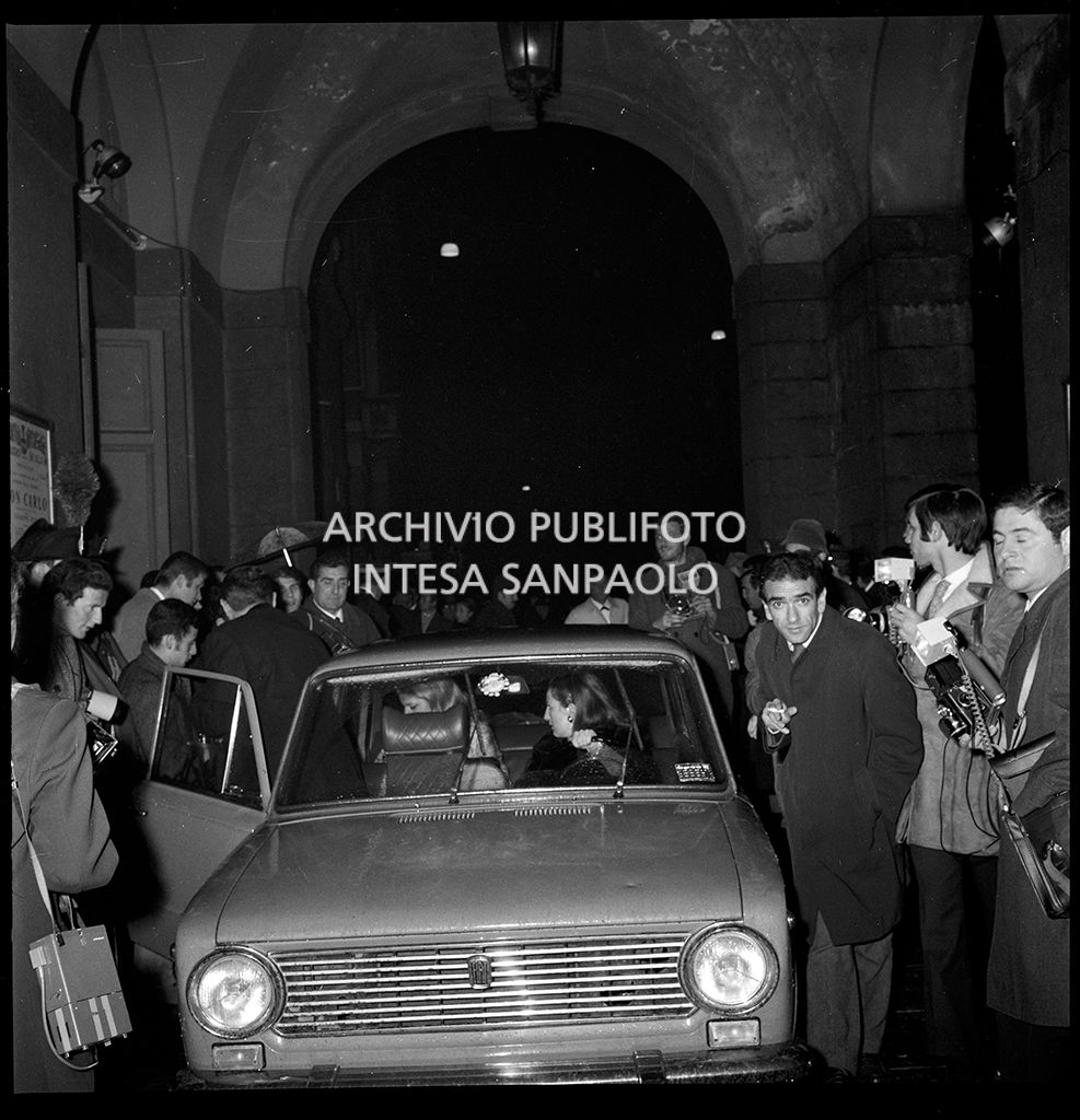 Contestazioni fuori dal Teatro alla Scala la sera dell'inaugurazione della stagione lirica 1968-1969
