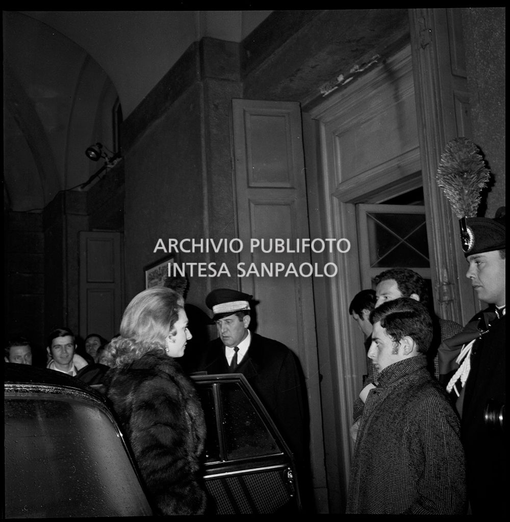 Contestazioni fuori dal Teatro alla Scala la sera dell'inaugurazione della stagione lirica 1968-1969