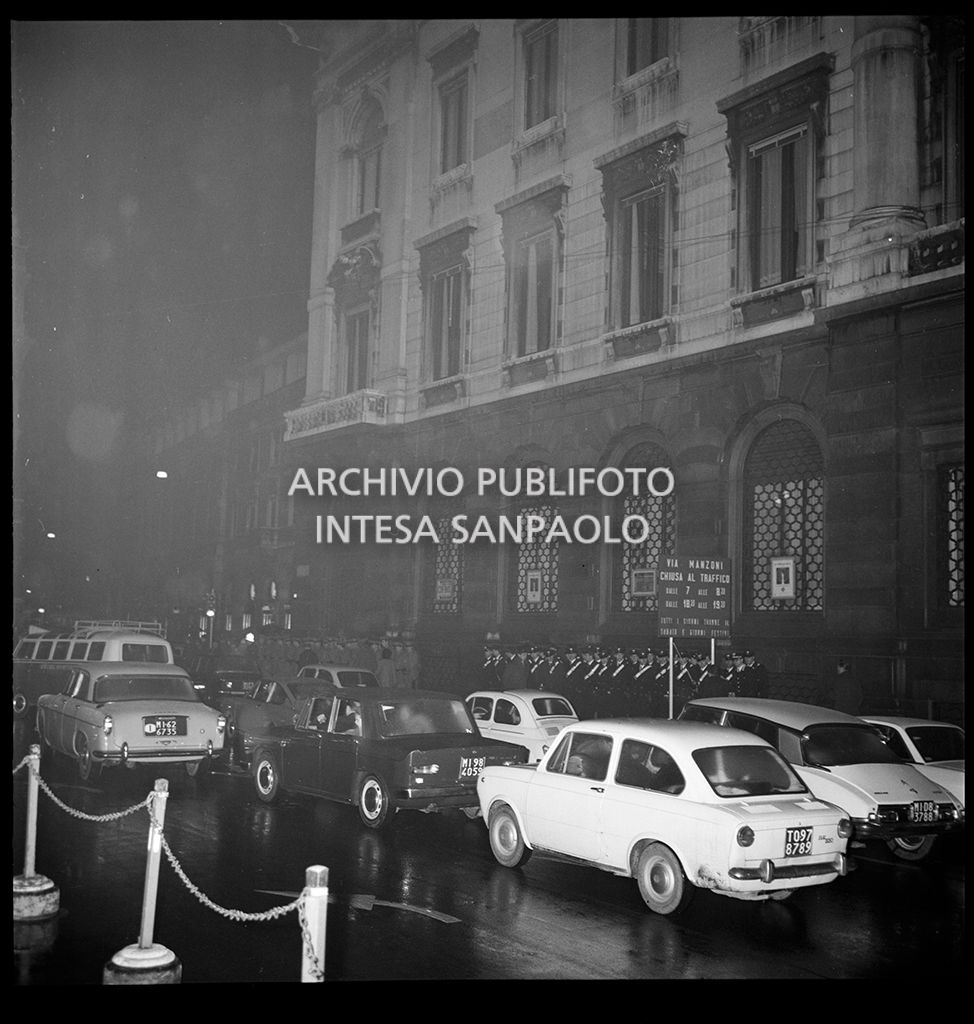 Contestazioni fuori dal Teatro alla Scala la sera dell'inaugurazione della stagione lirica 1968-1969