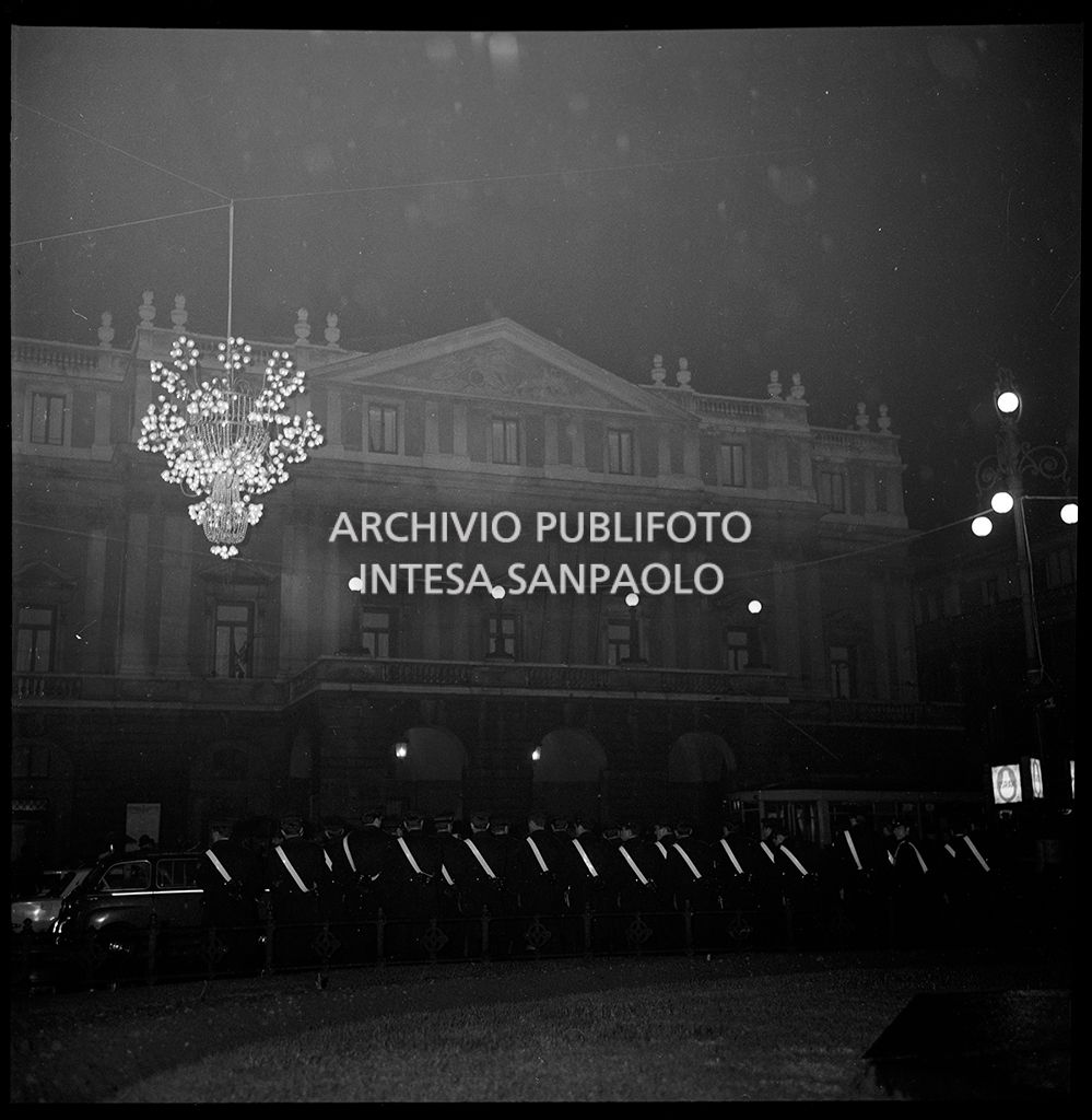 Contestazioni fuori dal Teatro alla Scala la sera dell'inaugurazione della stagione lirica 1968-1969