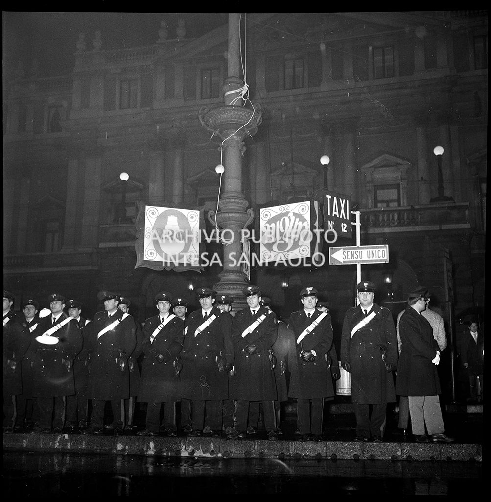 Contestazioni fuori dal Teatro alla Scala la sera dell'inaugurazione della stagione lirica 1968-1969