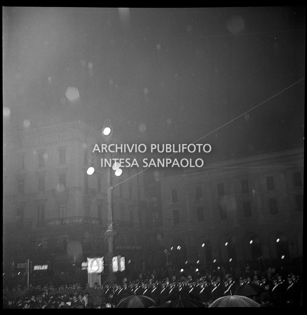 Contestazioni fuori dal Teatro alla Scala la sera dell'inaugurazione della stagione lirica 1968-1969