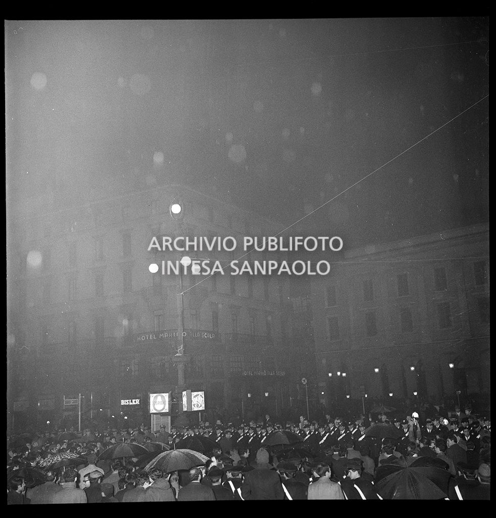 Contestazioni fuori dal Teatro alla Scala la sera dell'inaugurazione della stagione lirica 1968-1969