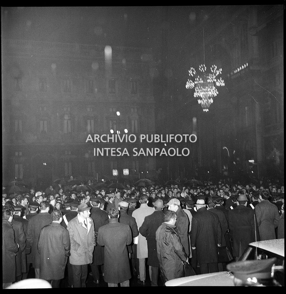 Contestazioni fuori dal Teatro alla Scala la sera dell'inaugurazione della stagione lirica 1968-1969