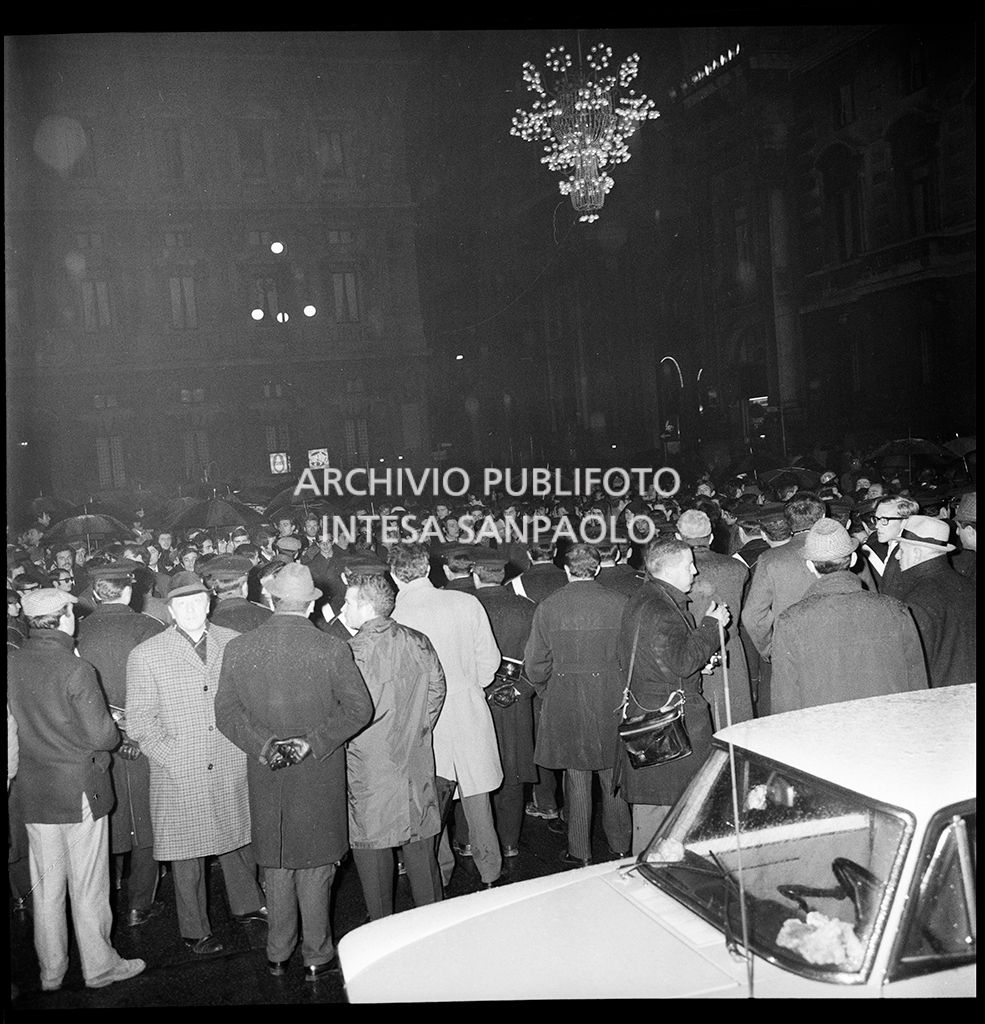 Contestazioni fuori dal Teatro alla Scala la sera dell'inaugurazione della stagione lirica 1968-1969