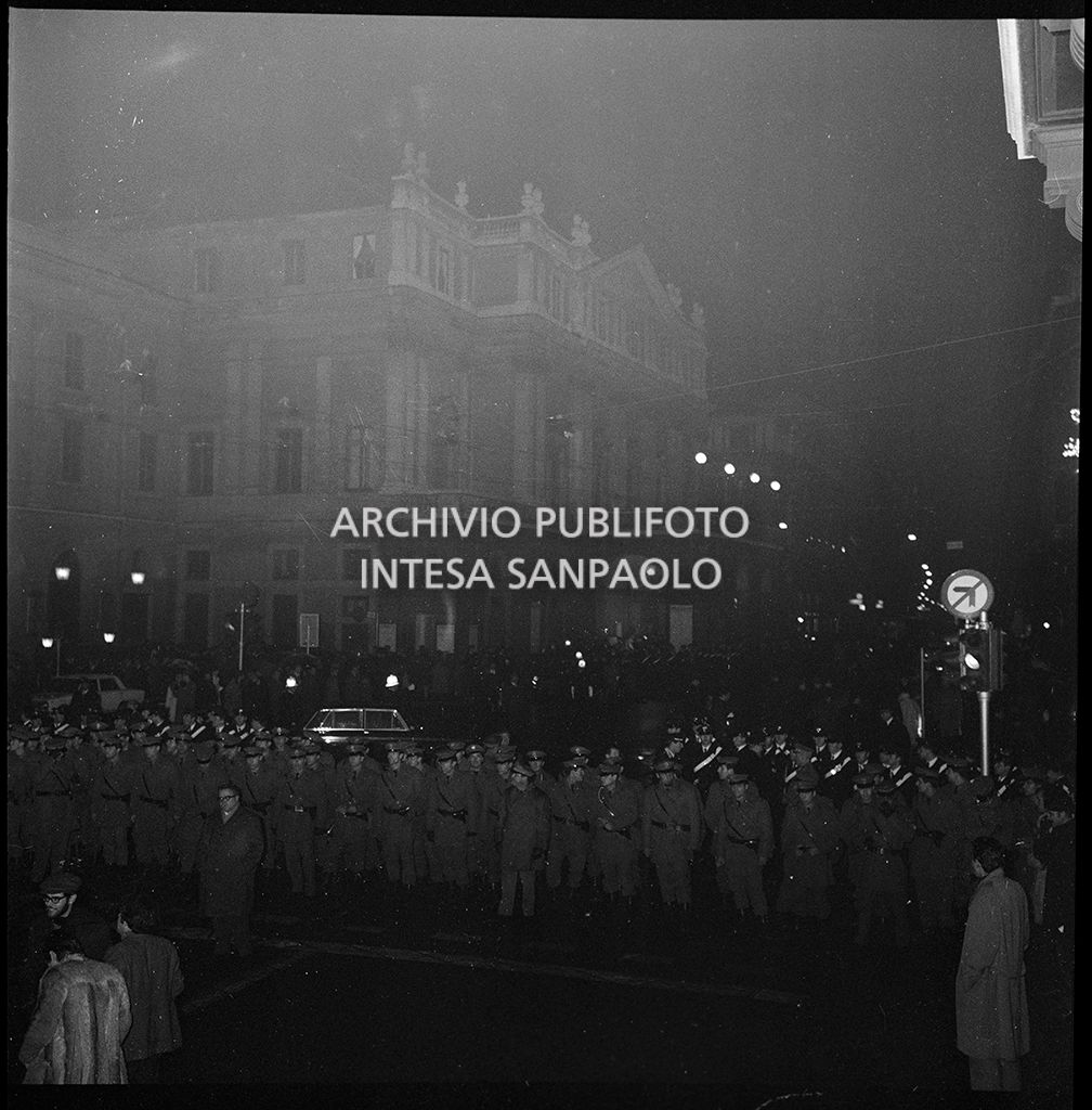 Contestazioni fuori dal Teatro alla Scala la sera dell'inaugurazione della stagione lirica 1968-1969