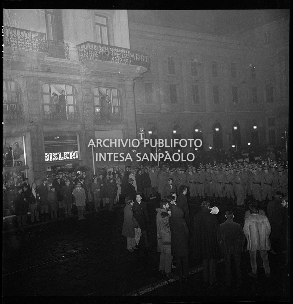 Contestazioni fuori dal Teatro alla Scala la sera dell'inaugurazione della stagione lirica 1968-1969