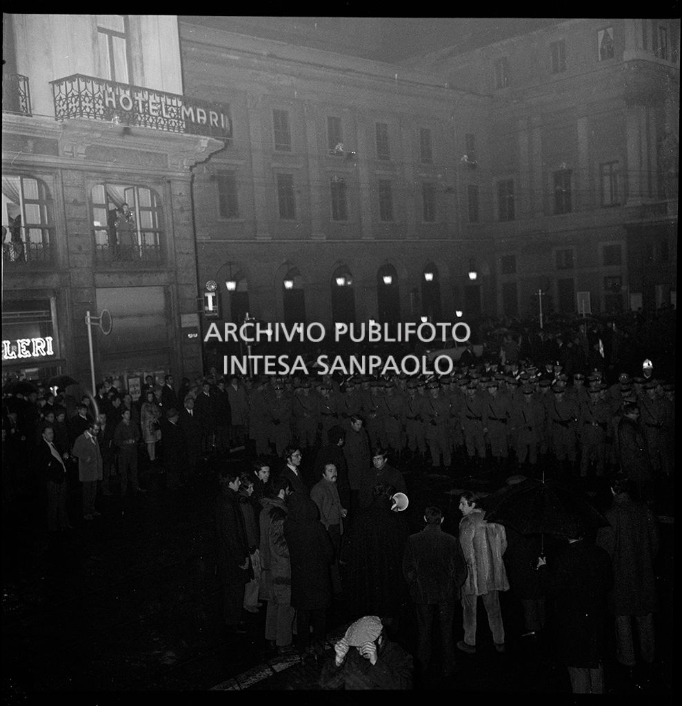 Contestazioni fuori dal Teatro alla Scala la sera dell'inaugurazione della stagione lirica 1968-1969