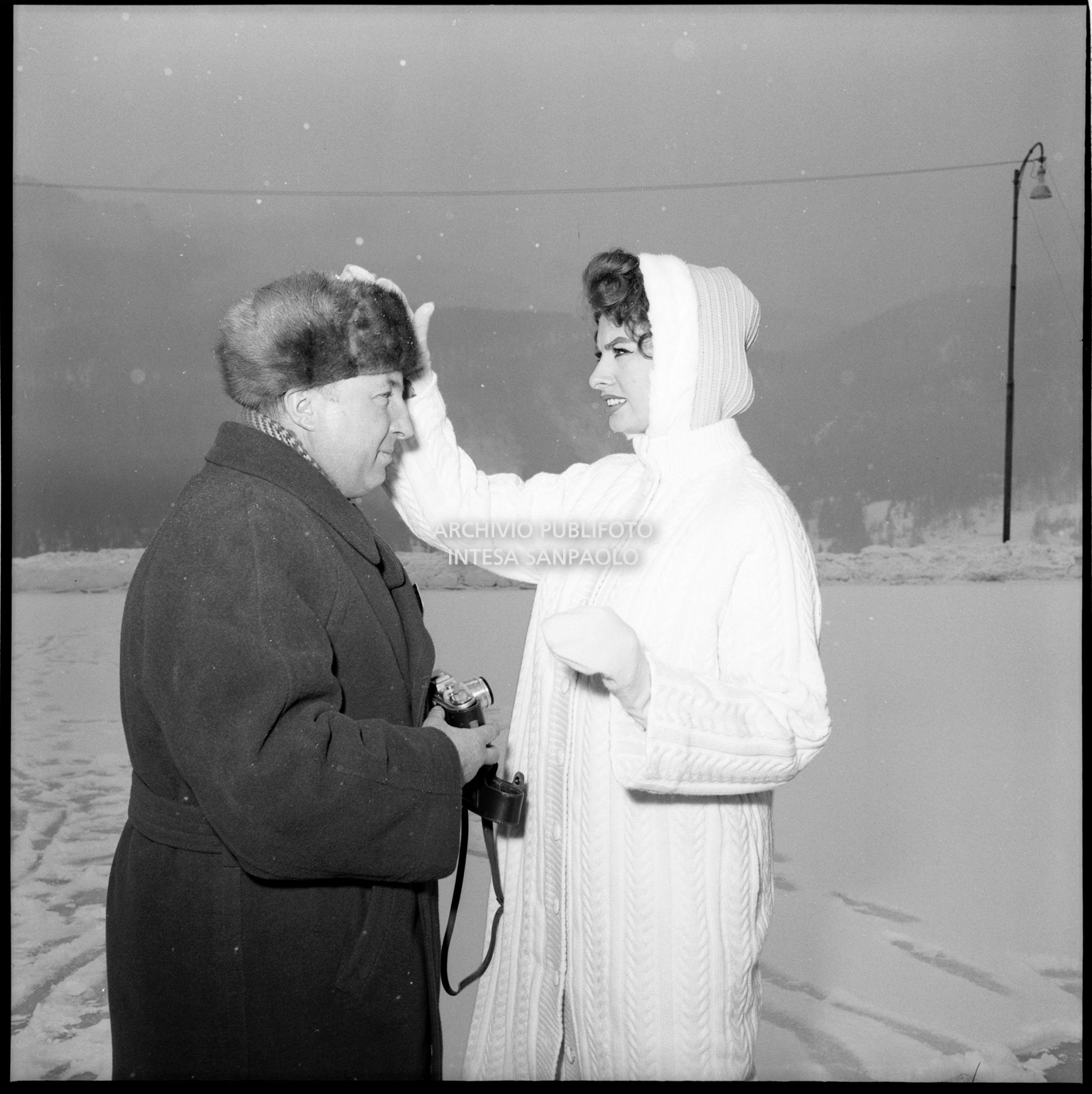 Sophia Loren, in visita a Cortina d'Ampezzo in occasione i VII Giochi olimpici invernali, tocca il colbacco di un membro della delegazione sovietica