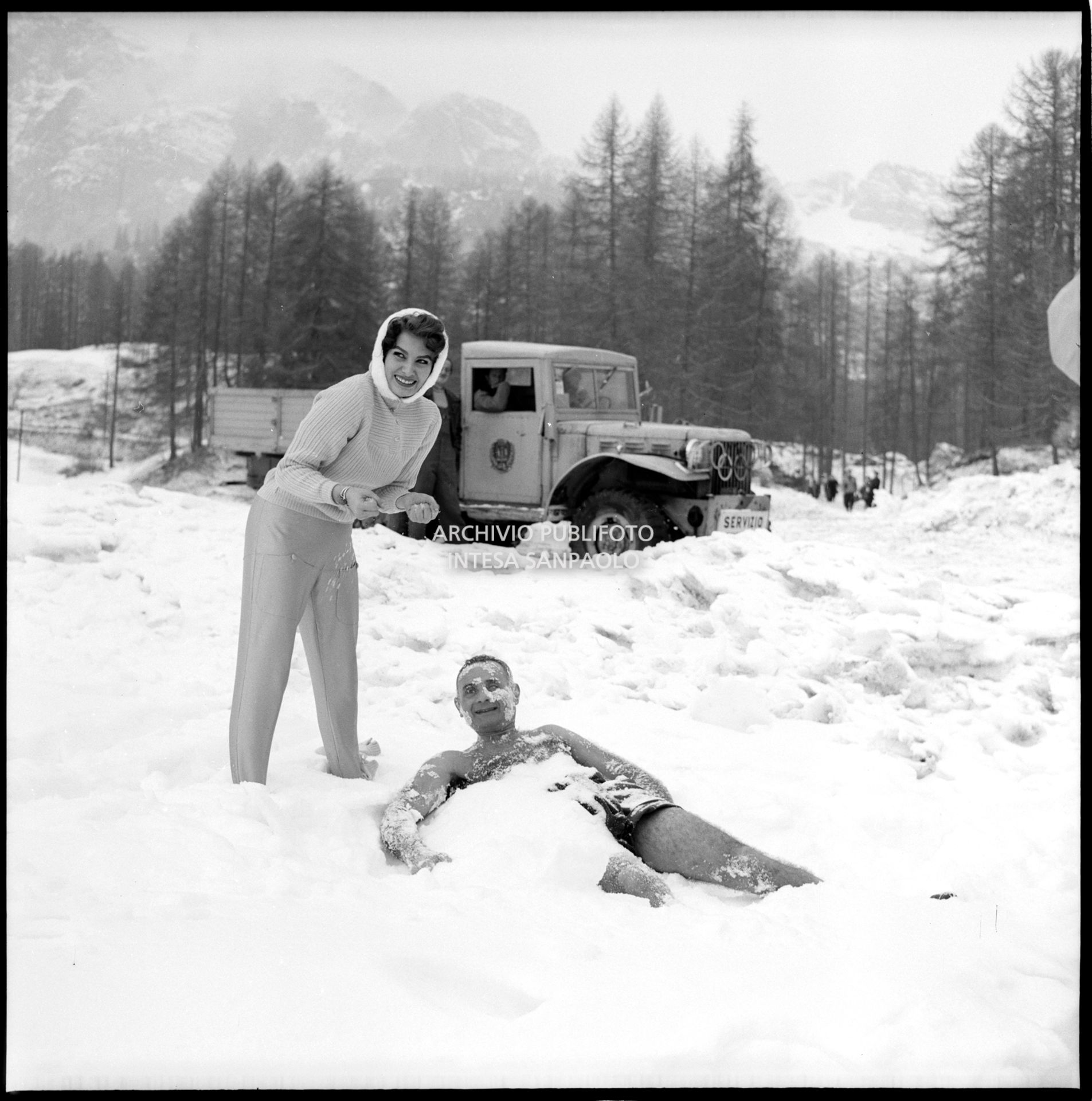Sophia Loren, in visita a Cortina d'Ampezzo in occasione i VII Giochi olimpici invernali, a fianco al presidente dello Sci Club Terminillo in costume da bagno nella neve