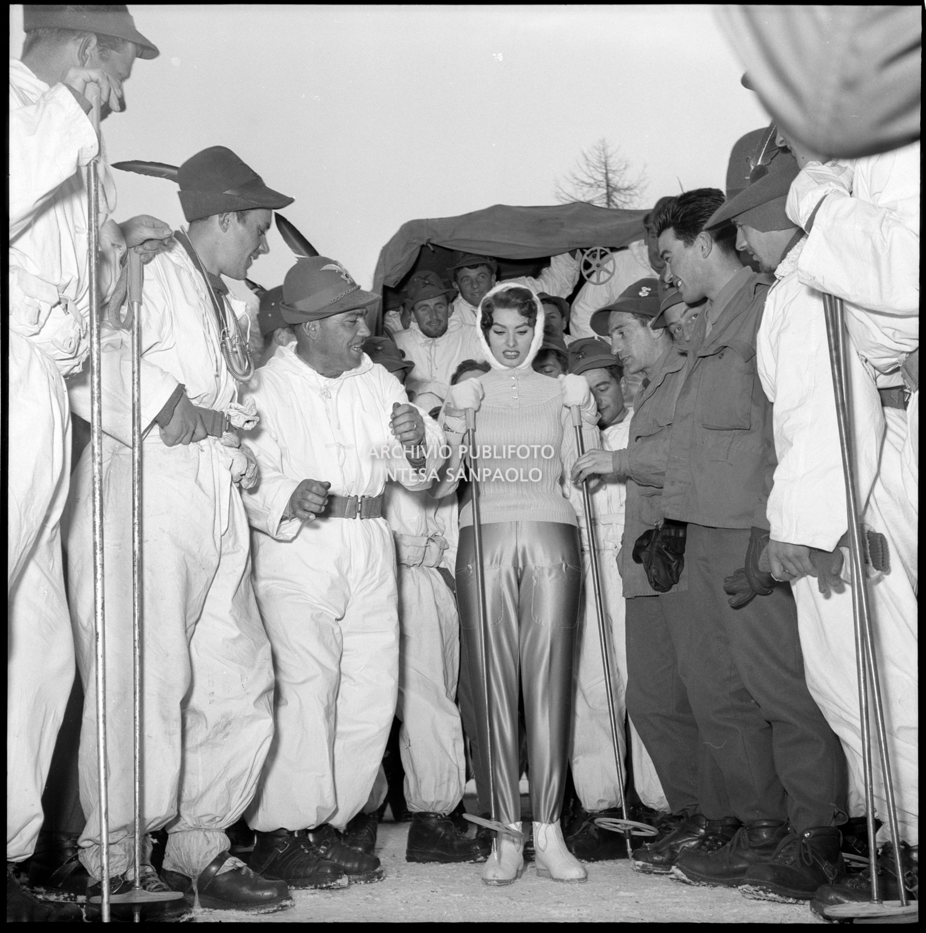 Sophia Loren con un gruppo di alpini durante la visita dell'attrice a Cortina d'Ampezzo in occasione dei VII Giochi olimpici invernali