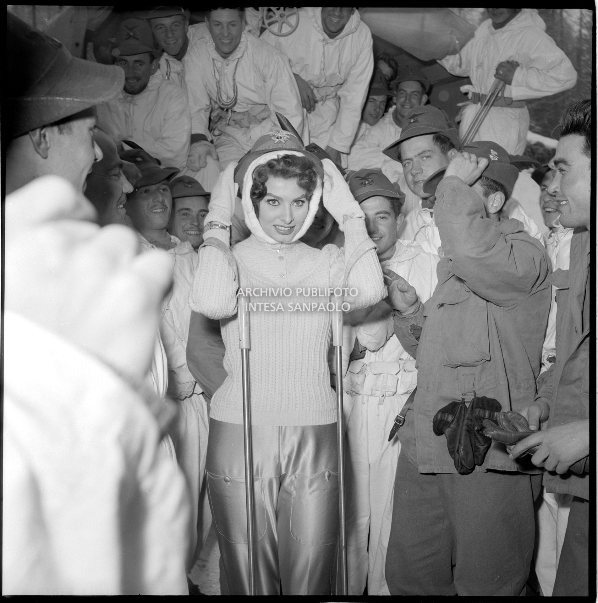 Sophia Loren con un gruppo di alpini durante la visita dell'attrice a Cortina d'Ampezzo in occasione dei VII Giochi olimpici invernali