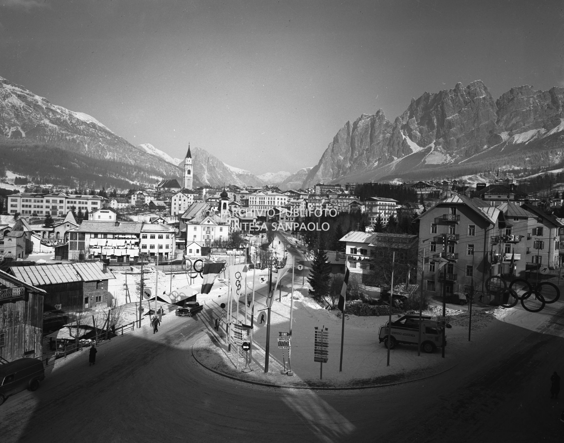 Veduta di Cortina d'Ampezzo durante i VII Giochi olimpici invernali decorata con bandiere e cerchi olimpici