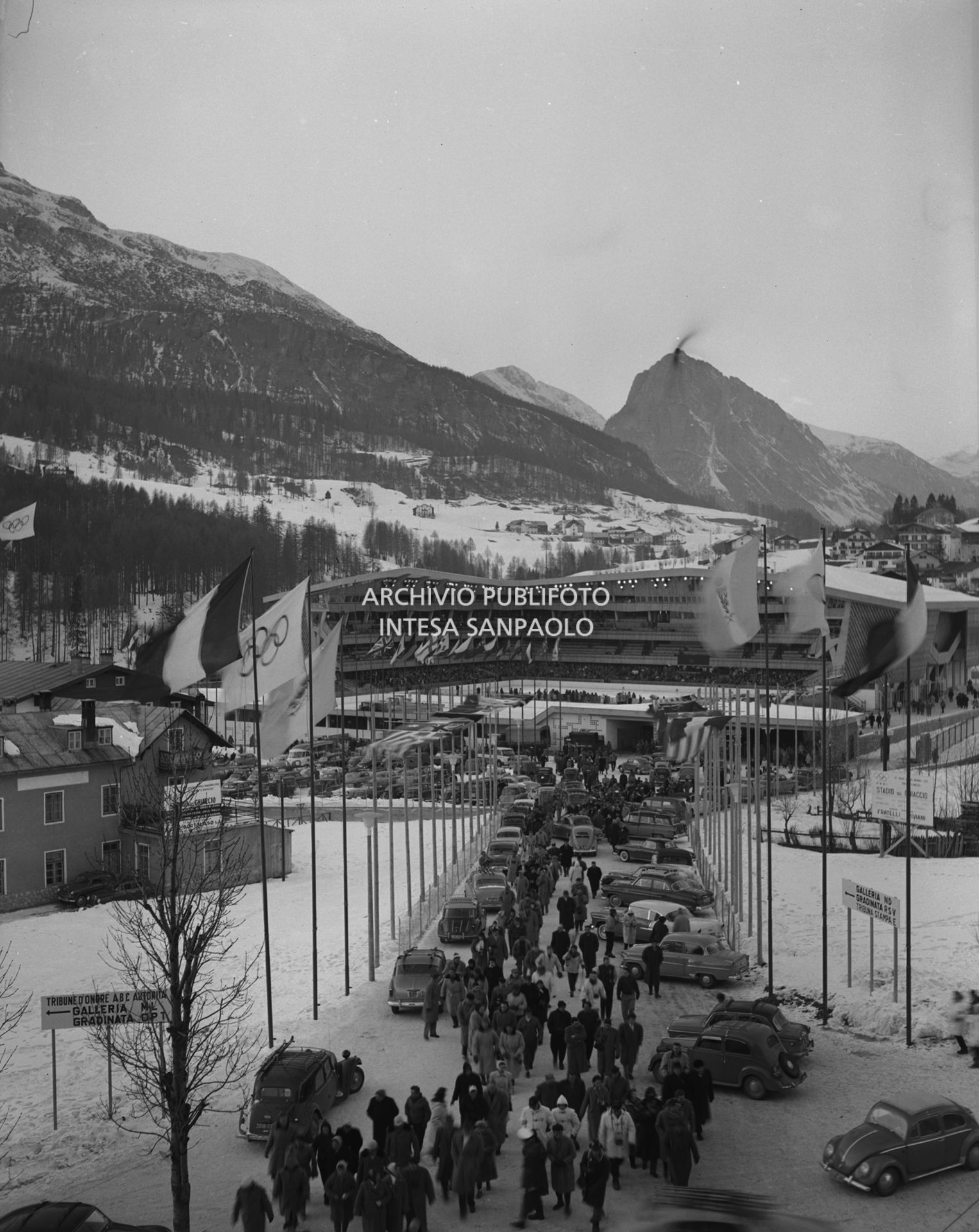 Folla di persone esce dallo Stadio del ghiaccio a Cortina d'Ampezzo durante i VII Giochi olimpici invernali