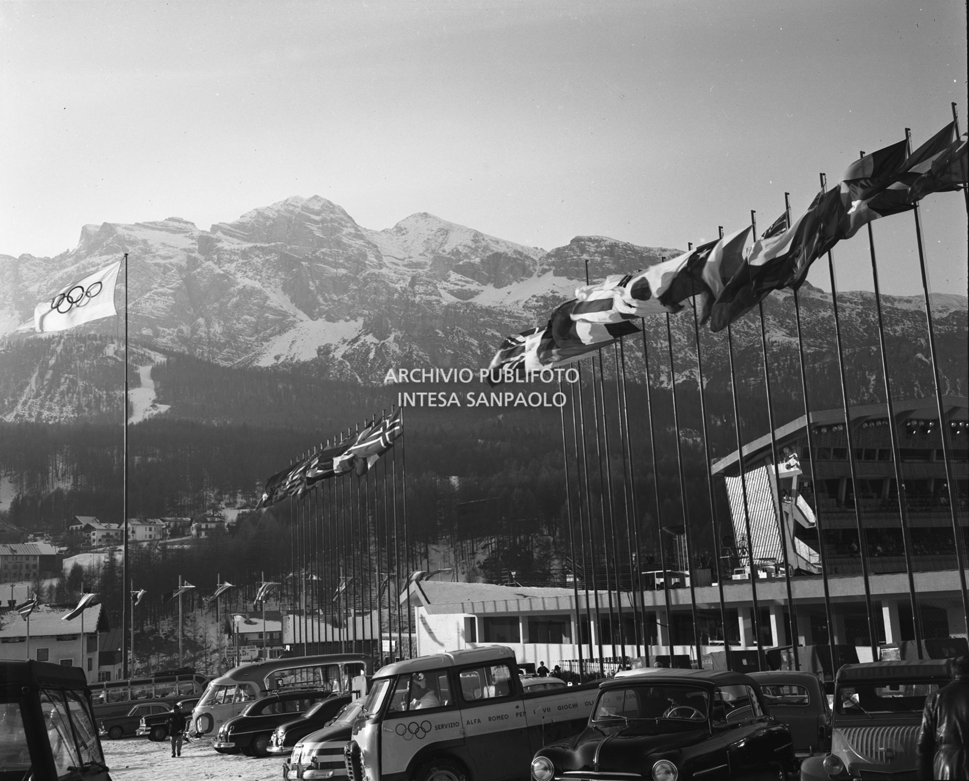 Bandiere di vari Paesi sventolano all'esterno dello Stadio del ghiaccio a Cortina d'Ampezzo durante i VII Giochi olimpici invernali