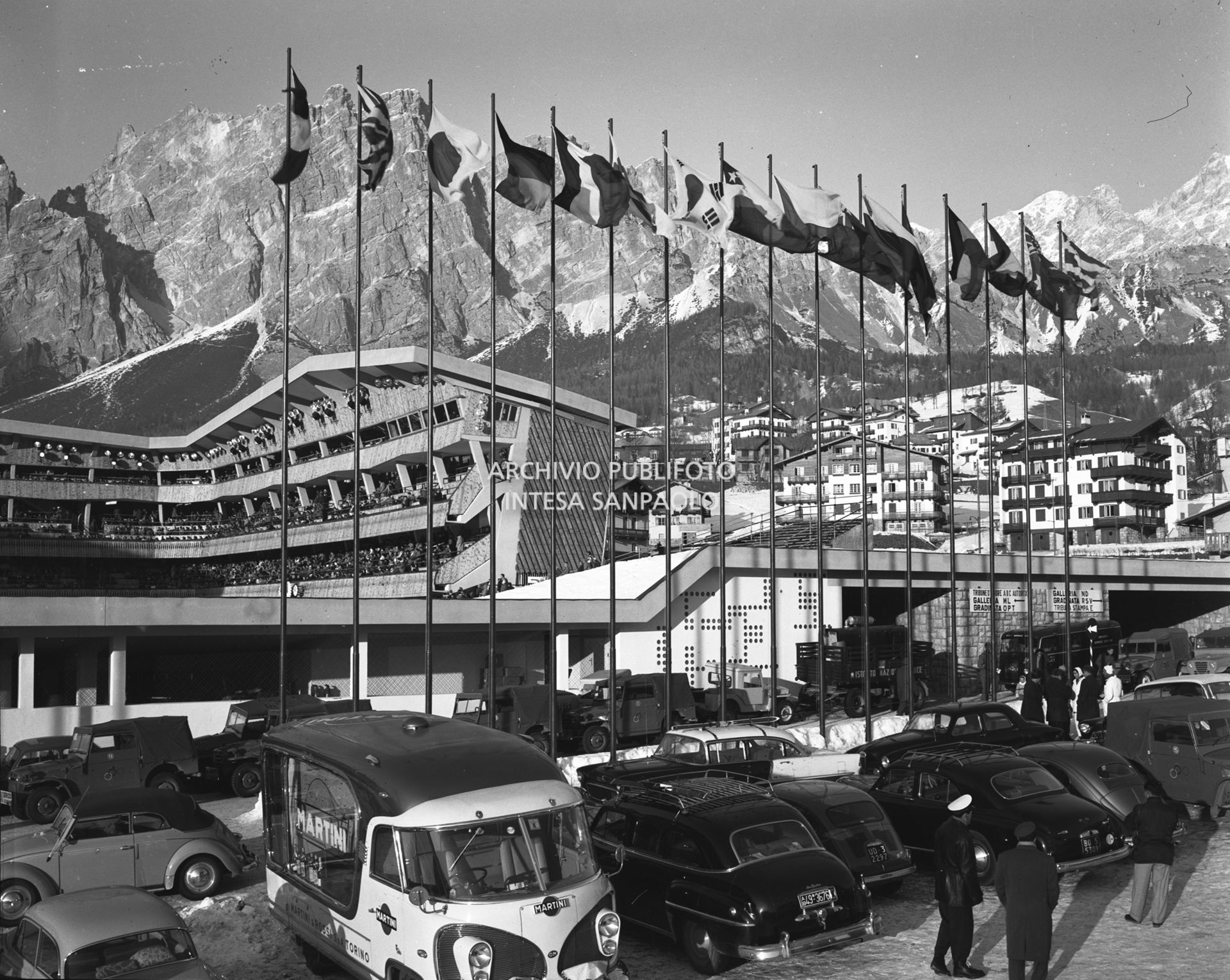 Bandiere di vari Paesi sventolano all'esterno dello Stadio del ghiaccio a Cortina d'Ampezzo durante i VII Giochi olimpici invernali