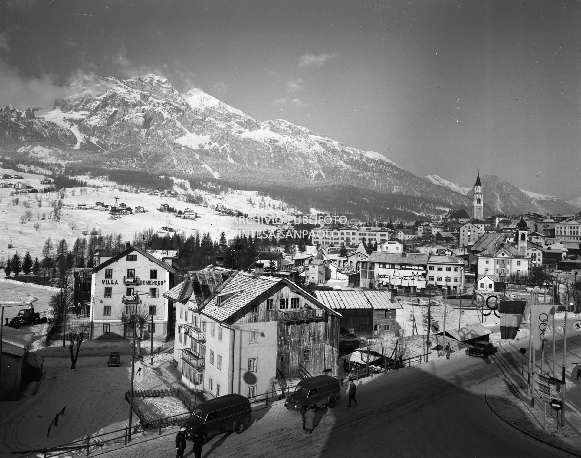 Scorcio di Cortina d'Ampezzo durante i VII Giochi olimpici invernali decorata con bandiere e cerchi olimpici