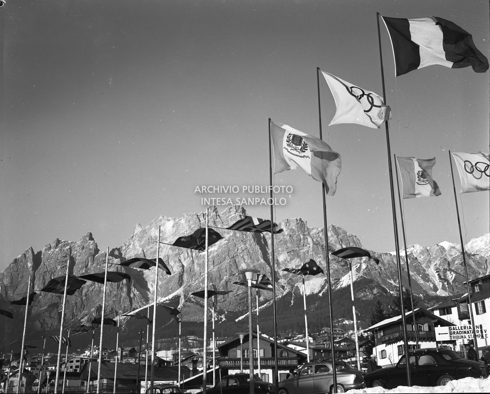 Bandiere di vari Paesi sventolano all'esterno dello Stadio del ghiaccio a Cortina d'Ampezzo durante i VII Giochi olimpici invernali