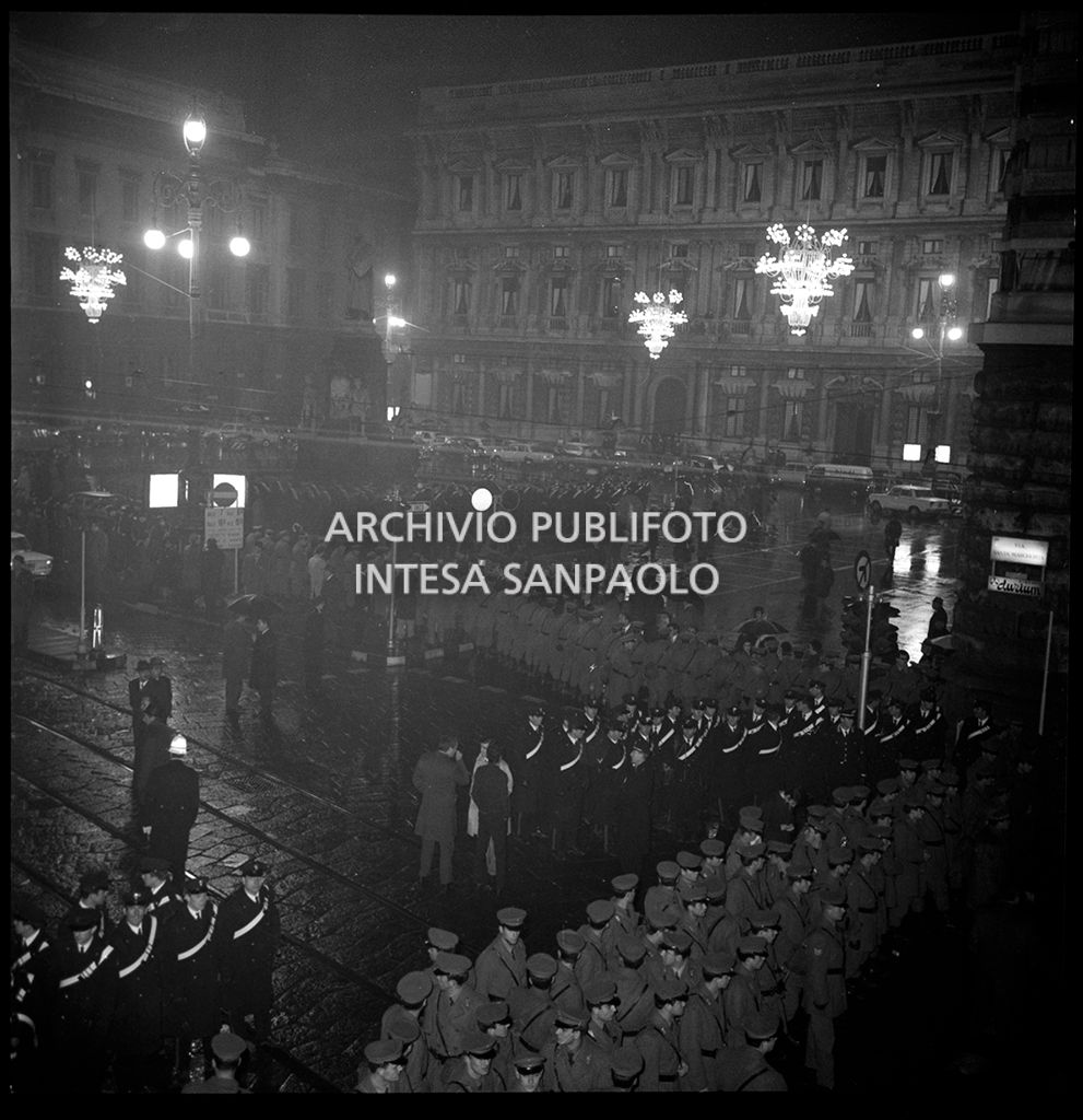 Contestazioni fuori dal Teatro alla Scala la sera dell'inaugurazione della stagione lirica 1968-1969