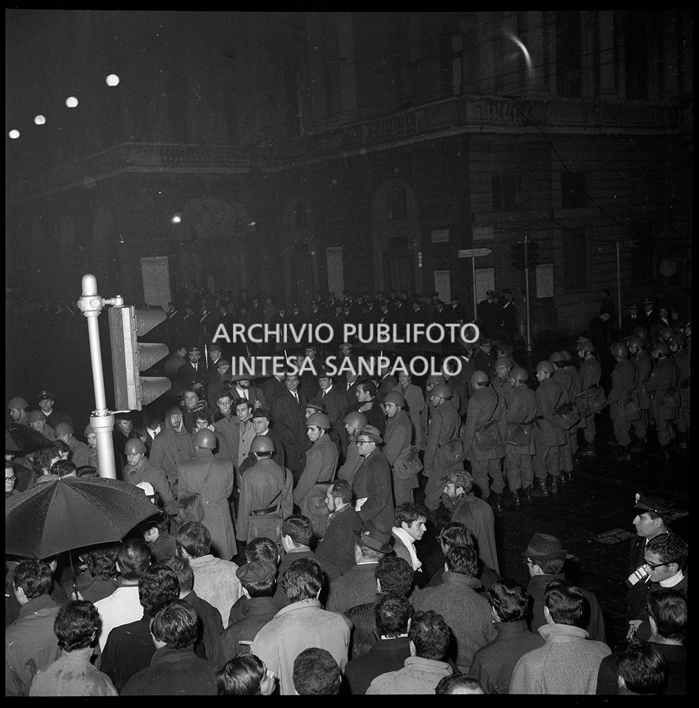 Contestazioni fuori dal Teatro alla Scala la sera dell'inaugurazione della stagione lirica 1968-1969
