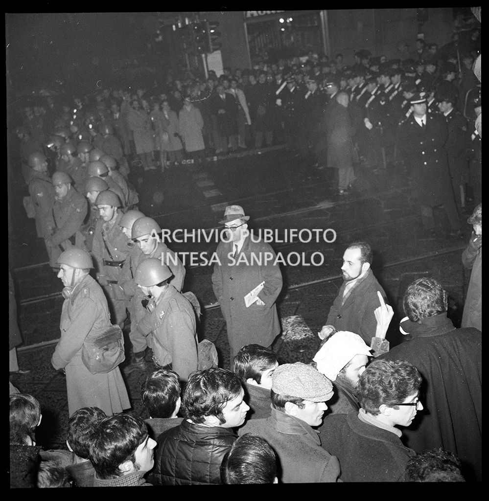 Contestazioni fuori dal Teatro alla Scala la sera dell'inaugurazione della stagione lirica 1968-1969