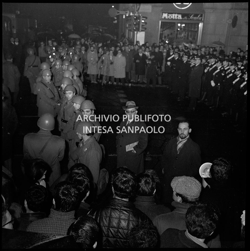 Contestazioni fuori dal Teatro alla Scala la sera dell'inaugurazione della stagione lirica 1968-1969