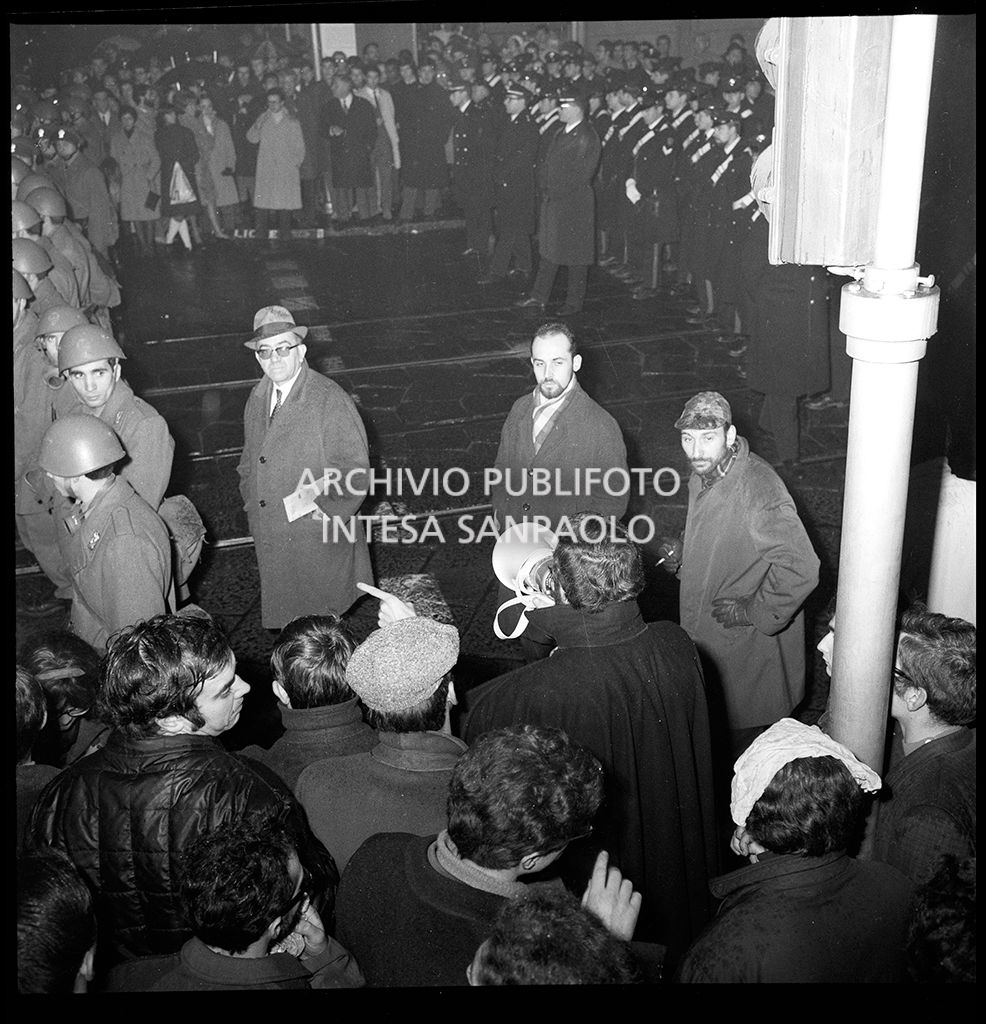Contestazioni fuori dal Teatro alla Scala la sera dell'inaugurazione della stagione lirica 1968-1969