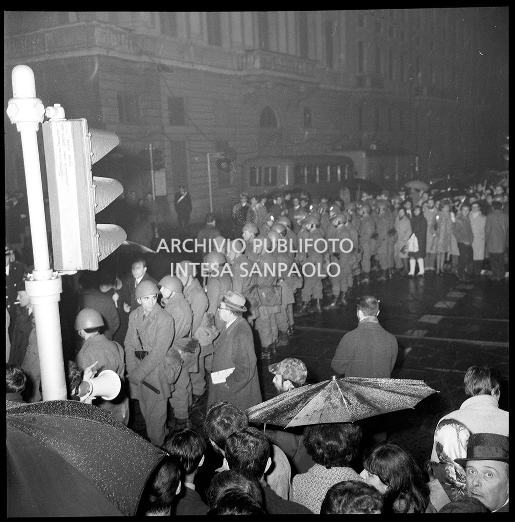 Contestazioni fuori dal Teatro alla Scala la sera dell'inaugurazione della stagione lirica 1968-1969