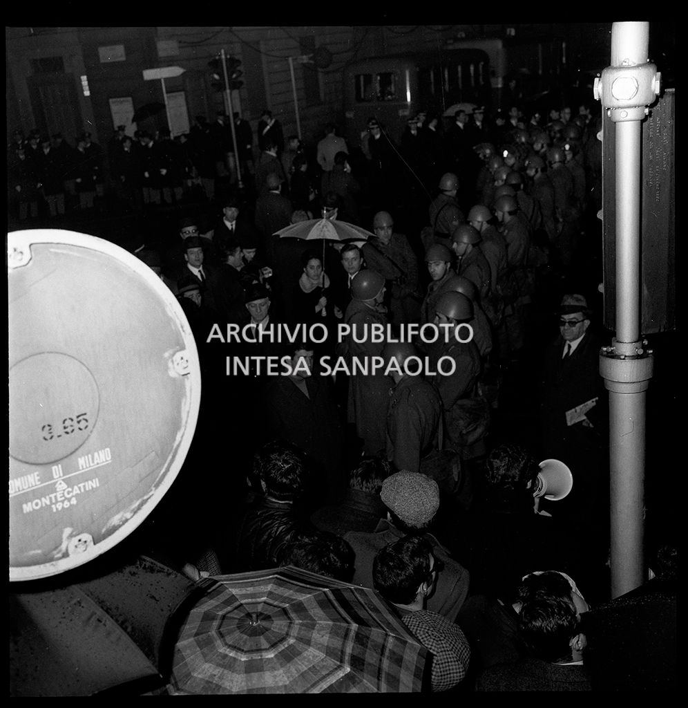 Contestazioni fuori dal Teatro alla Scala la sera dell'inaugurazione della stagione lirica 1968-1969