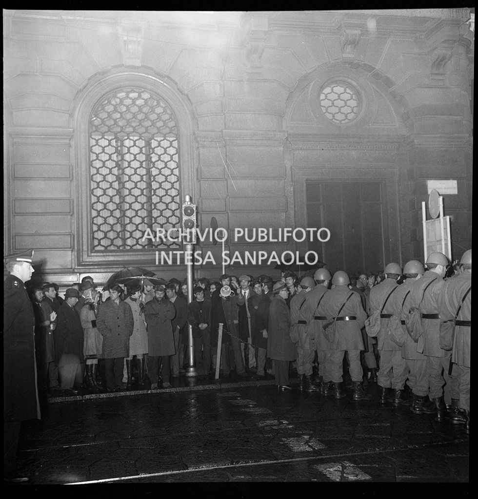 Contestazioni fuori dal Teatro alla Scala la sera dell'inaugurazione della stagione lirica 1968-1969