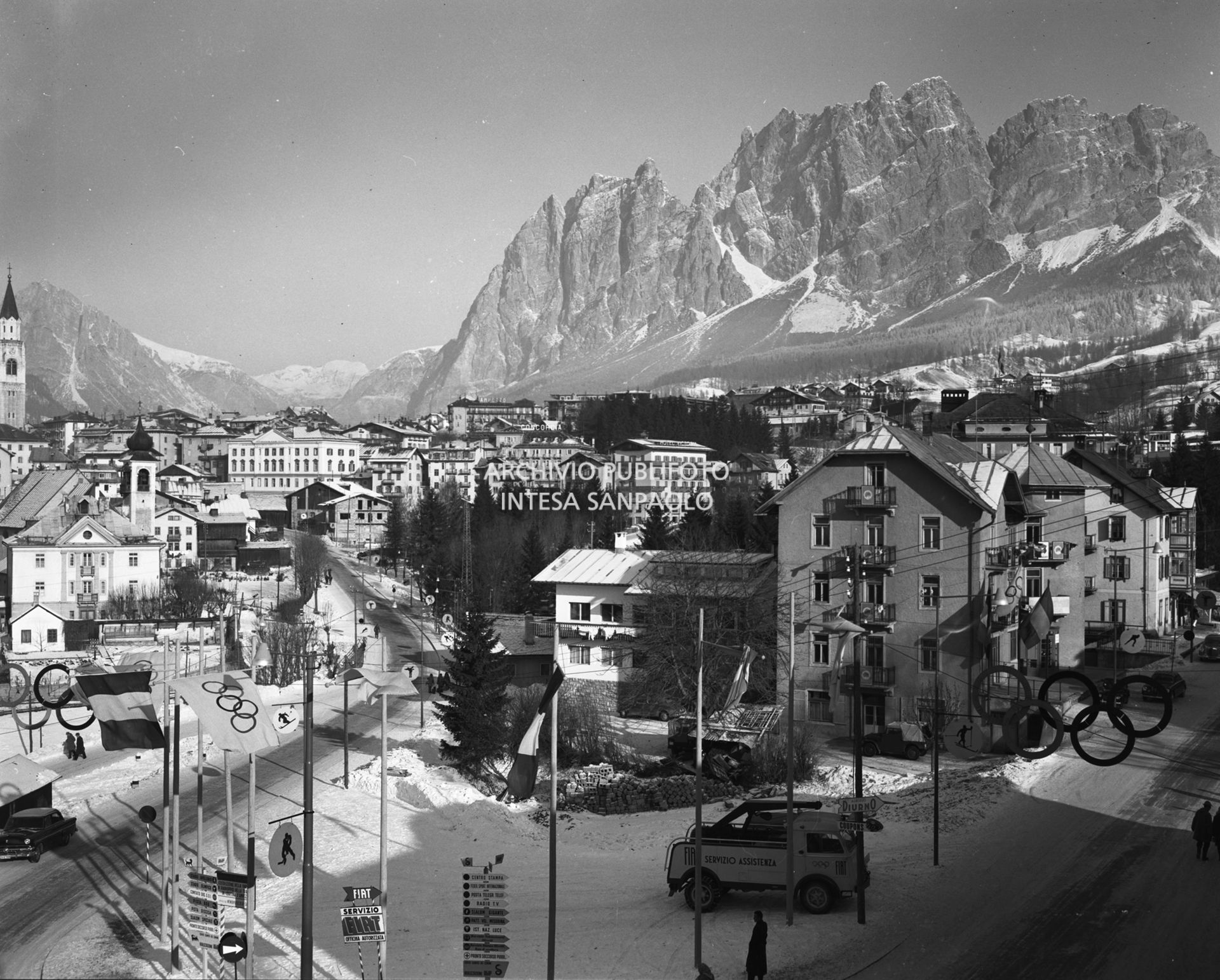 Scorcio di Cortina d'Ampezzo durante i VII Giochi olimpici invernali decorata con bandiere e cerchi olimpici