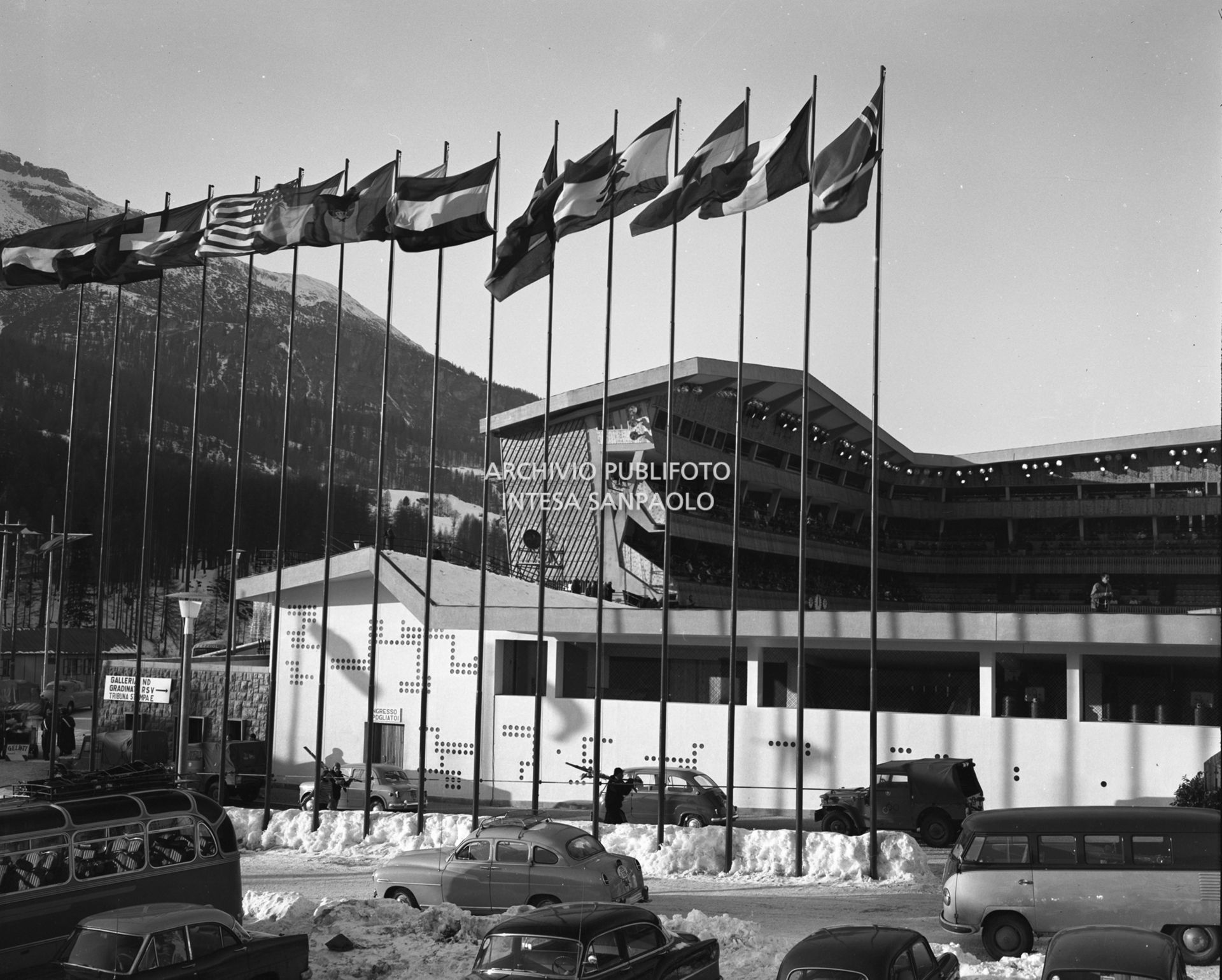 Bandiere di vari Paesi sventolano all'esterno dello Stadio del ghiaccio a Cortina d'Ampezzo durante i VII Giochi olimpici invernali