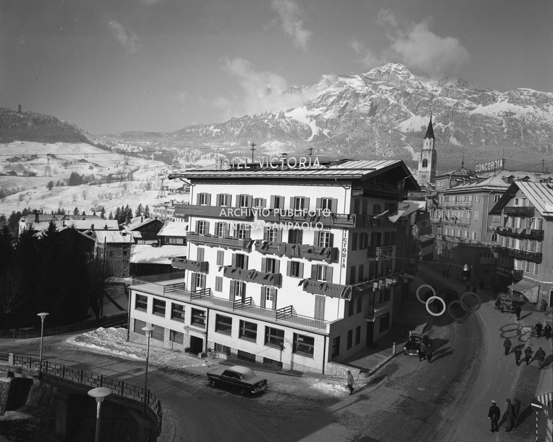L'Hotel Victoria e sullo sfondo l'Hotel Concordia a Cortina d'Ampezzo durante i VII Giochi olimpici invernali