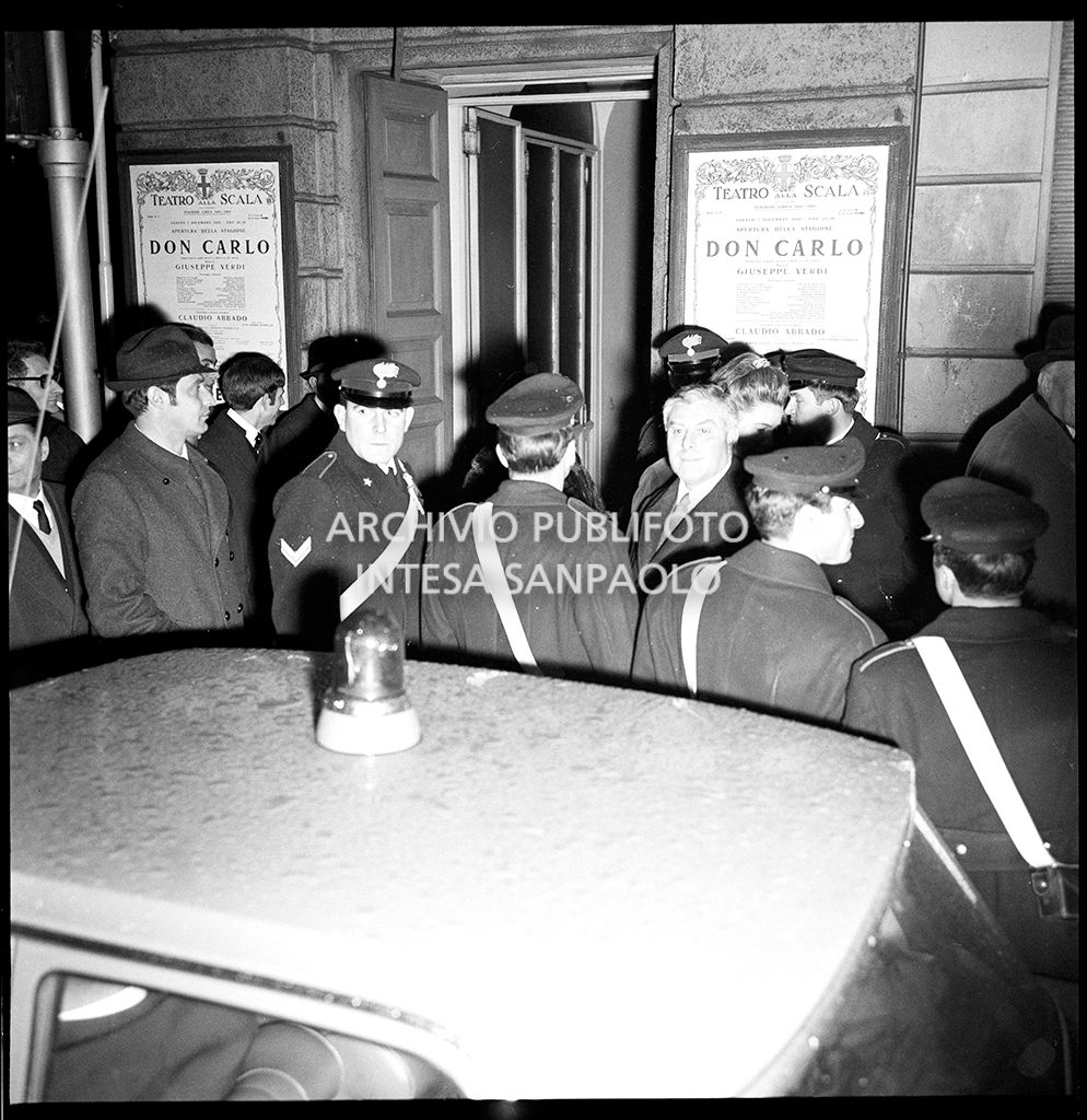 Contestazioni fuori dal Teatro alla Scala la sera dell'inaugurazione della stagione lirica 1968-1969