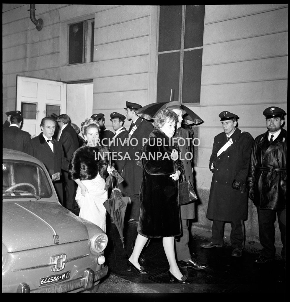 Contestazioni fuori dal Teatro alla Scala la sera dell'inaugurazione della stagione lirica 1968-1969