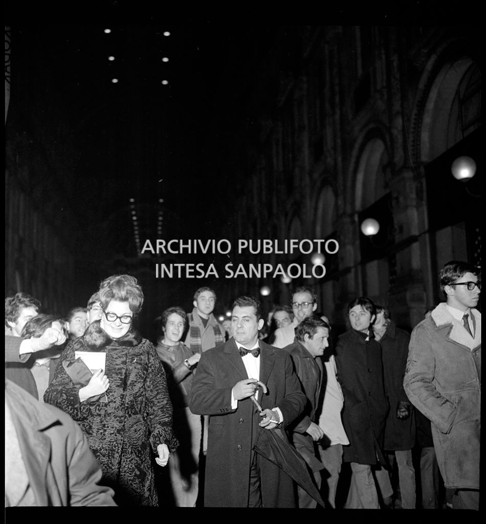 Contestazioni fuori dal Teatro alla Scala la sera dell'inaugurazione della stagione lirica 1968-1969