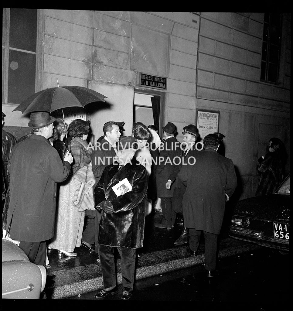 Contestazioni fuori dal Teatro alla Scala la sera dell'inaugurazione della stagione lirica 1968-1969