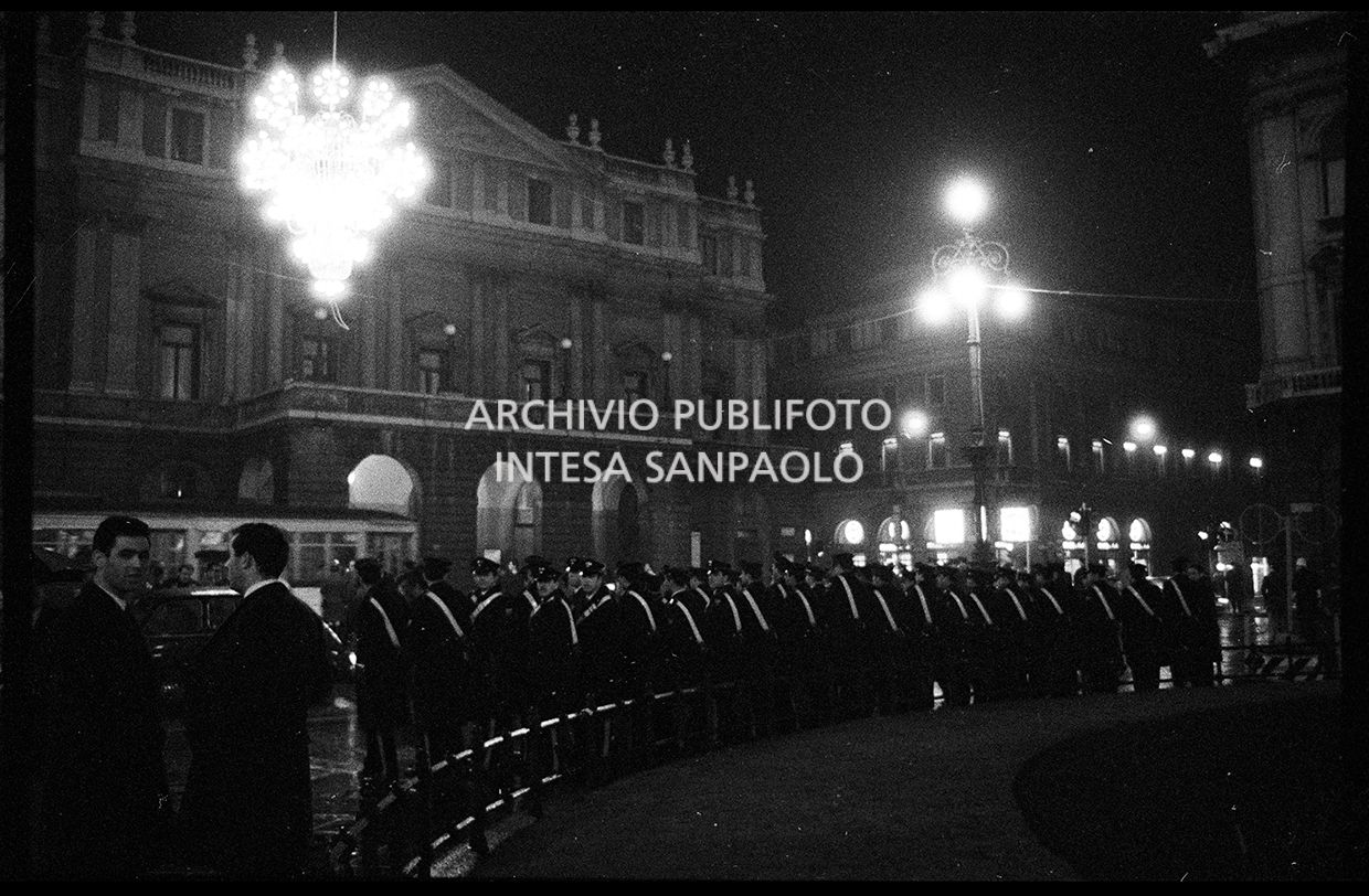 Contestazioni fuori dal Teatro alla Scala la sera dell'inaugurazione della stagione lirica 1968-1969