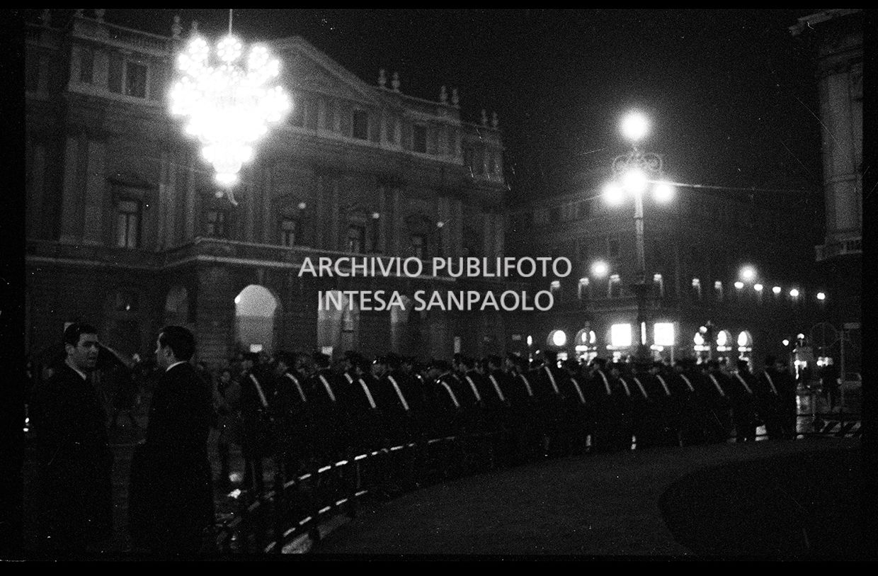 Contestazioni fuori dal Teatro alla Scala la sera dell'inaugurazione della stagione lirica 1968-1969