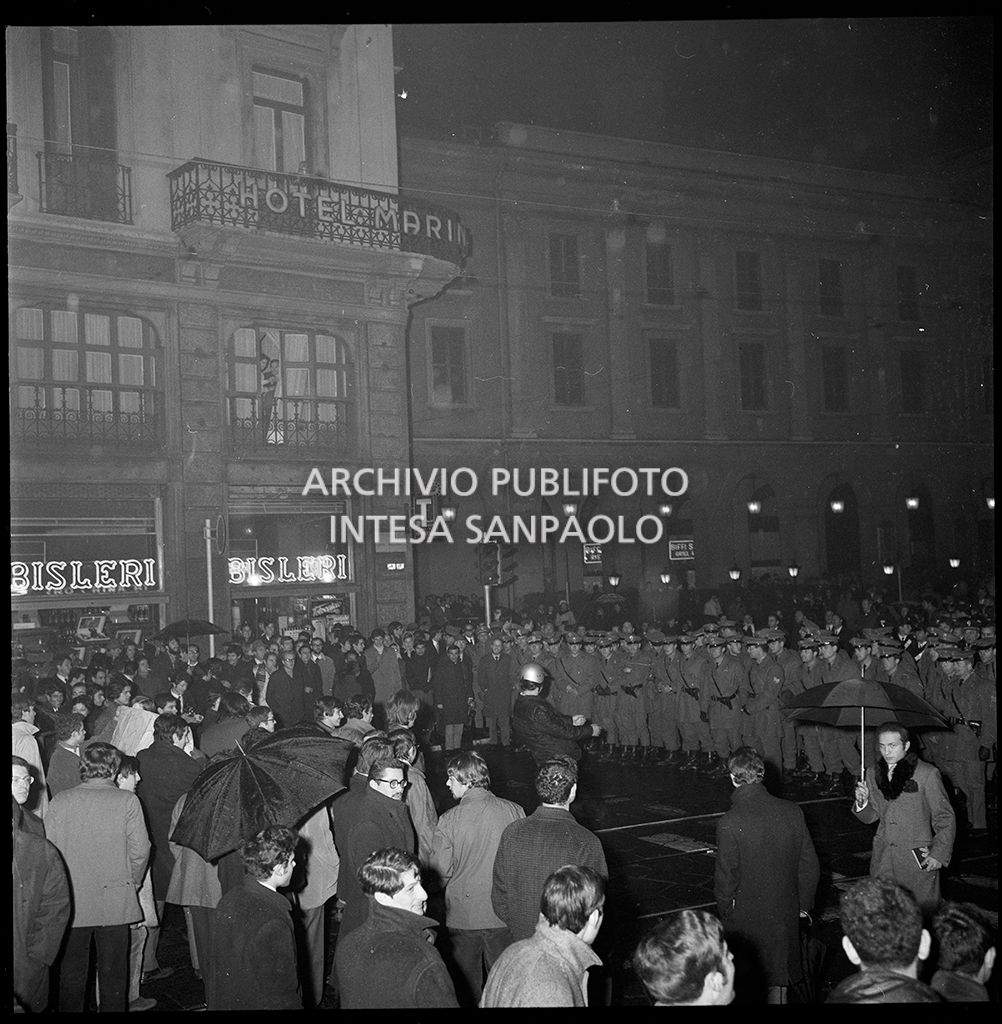 Contestazioni fuori dal Teatro alla Scala la sera dell'inaugurazione della stagione lirica 1968-1969
