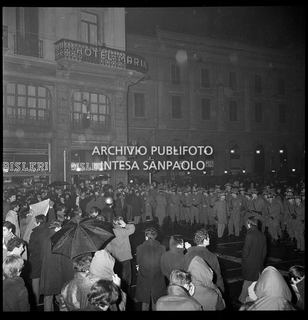Contestazioni fuori dal Teatro alla Scala la sera dell'inaugurazione della stagione lirica 1968-1969