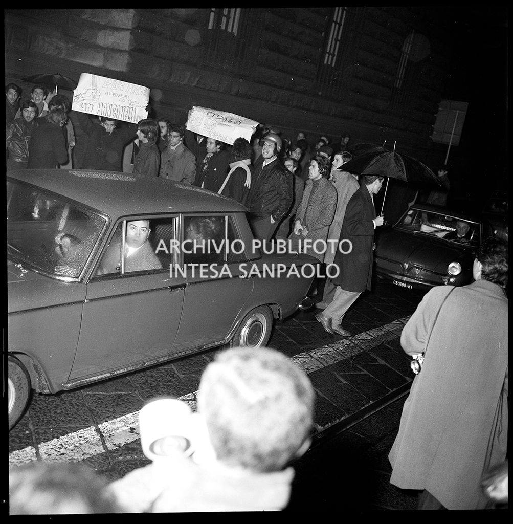 Contestazioni fuori dal Teatro alla Scala la sera dell'inaugurazione della stagione lirica 1968-1969